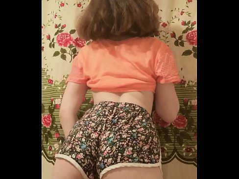 ❤️ Sexy ung babe tar av seg shortsen på kamera ❌ Sexvideo hos oss ☑