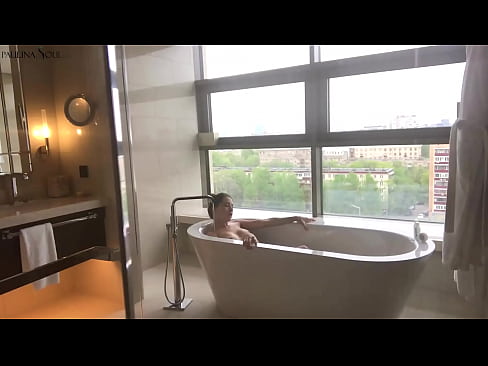 ❤️ En fantastisk babe som lidenskapelig rykker av seg fitta på badet ❌ Sexvideo hos oss ☑