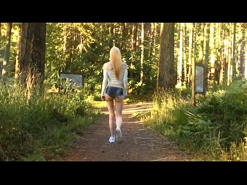 ❤️ Vakker kvinne beveger seg sakte, ikke nakenvideo ❌ Sexvideo hos oss ☑